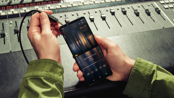 sony-xperia-1-iii-headphone-port.jpg