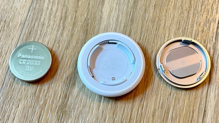 airtag-battery-removed.jpg