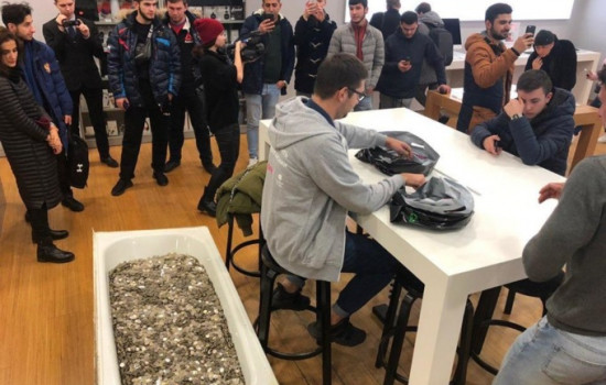 Москвич купил iPhone XS за ванну, полную монет